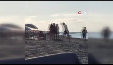 Sakarya'da plajdakileri rahatsız etti! Denizin ortasında meydan dayağı yedi