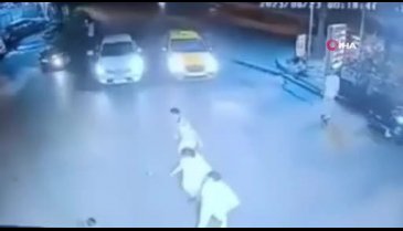 İstanbul'da iki kadını darp eden saldırganlar müdahale edenleri ezmeye çalıştı!