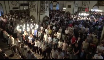 Bursalılar bayram namazı için camilere akın etti