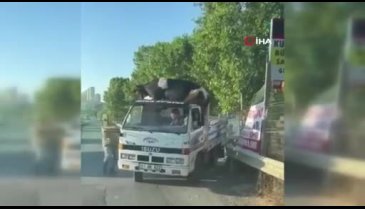 İstanbul'da kamyonetin üstünde taşınan boğa düştü!