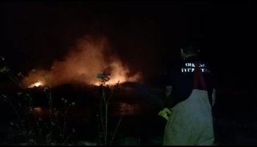 Bursa'da boş arazide bulunan eşyaları ateşe verdiler