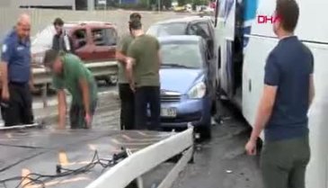 İstanbul'da yolcu otobüsü araçlara çarptı
