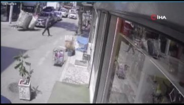 Bursa'da otomobil yolun karşısına geçen bisikletliye çarptı