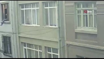 İstanbul'da ev sahibiyle karşılaşan hırsızın kaçışı kameraya yansıdı