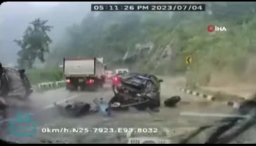 Hindistan'da yamaçtan düşen kayalar araçları ezdi! 2 ölü, 3 yaralı
