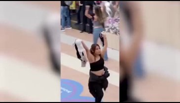 Kadınlar kendilerini özgür hissetmek için sütyenlerini kutuya attı!
