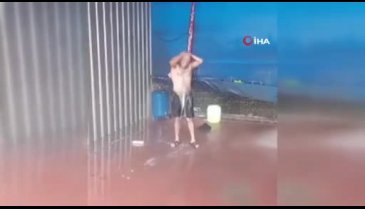 İstanbul'da sıcak havaya dayanamayan vatandaş oto yıkamacıda serinledi
