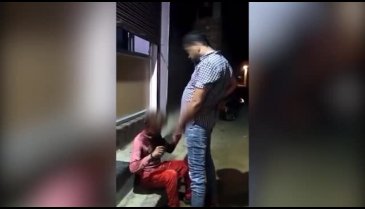 Hindistan'da iğrenç olay! Çocuğun üzerine idrarını yaptı