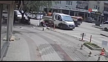 Bursa'da kamyonet ile elektrikli bisiklet çarpıştı!