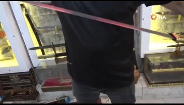 Bursalı bıçak ustası Topkapı Sarayı'ndaki eserin aynısını yaptı, görenler gözyaşlarına hakim olamadı