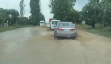 Sağanak yağış İznik yolunda etkili oldu..