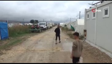 Bursa'da yağışlar hayatı olumsuz etkiledi! Mevsimlik işçilerin çadırlarını su bastı