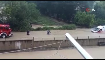 Zonguldak'ta yolda kalan ambulansı itfaiye kurtardı