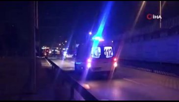 Bariyerlere çarpan otomobil yolun ortasında durdu