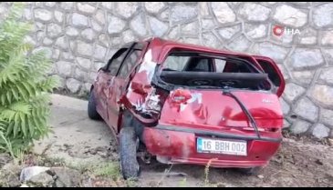 Bursa'da servis minibüsü otomobile çarptı: Yaralılar var
