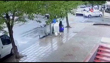 İşçi servisinin otomobille çarpıştığı kaza kameraya yansıdı