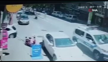 Bursa'da yürekleri ağza getiren kaza! Siparişe giden kuryeye otomobil çarptı