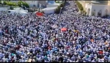 Menzil şeyhinin cenazesine 3 milyondan fazla katılım