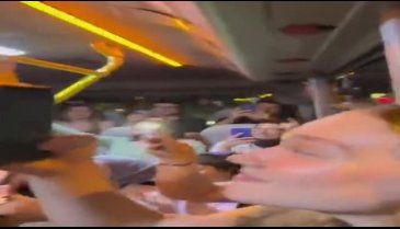 Mahsun Kırmızıgül Çeşme'de minibüste şarkı söyledi