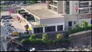 Bursa'da korkunç anlar! 16 katlı binanın bahçe duvarı çöktü
