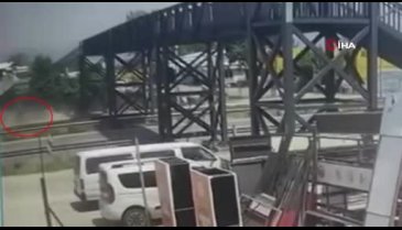 Bursa'da abi kardeşin karıştığı feci kaza güvenlik kamerasına yansıdı!