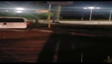 Bursa'da servis aracı motosikletli sürücüye çarptı