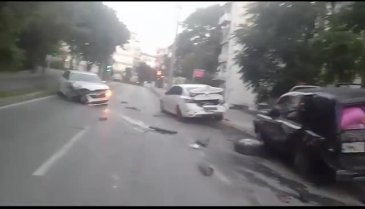 Bursa'da alkollü sürücü park halindeki araçlara çarptı