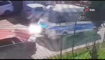 Bursa'da yolcu minibüsü park halindeki otomobile çarptı