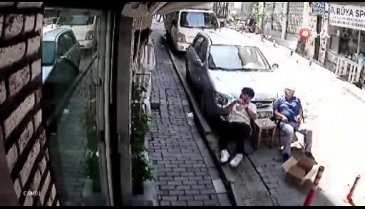 İstanbul'da bir gencin üstüne çay içerken kedi düştü