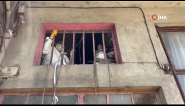 Bursa'da 3 katlı binadan çıkanlar şoke etti