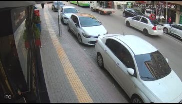 Bursa'da çocuk yola fırladı! Araba çarptı