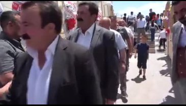Van'daki aşiret düğününde takı merasimi şoke etti!