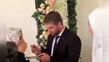 Damat düğünde gelini şaşkınlığa uğrattı! Pastayı annesine ikram etti