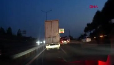 İstanbul'da yol istedi diye taksiye çarptı!