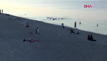 Antalya'da sıcaktan bunalanlar sahilde uyudu
