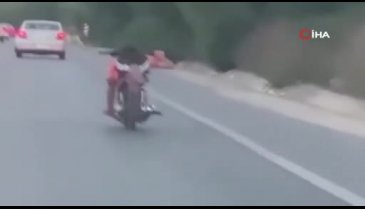 Bursa'da bir genç motosikleti yatarak kullandı! O anlar kamerada