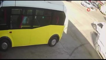 Bursa'da dalgın sürücü yolun karşısına geçmek isteyen vatandaşa çarptı!