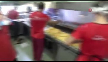 Adana'da bir vatandaş asfaltta yumurta pişirdi