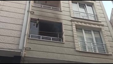 Bursa Orhangazi'de yangın paniği! Balkondaki eşyalar alev aldı