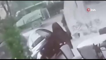 Bursa'da fırtınada dev ağaç dalı koptu! Küçük çocuk kıl payı kurtuldu