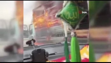 Bursa'da seyir halindeki kamyonet alev alev yandı