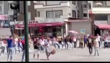 Bursa'da asker eğlencesinde trafiği kesip halay çektiler