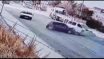 Bursa'da hafif ticari araç ile otomobil kafa kafaya çarpıştı: 6 yaralı
