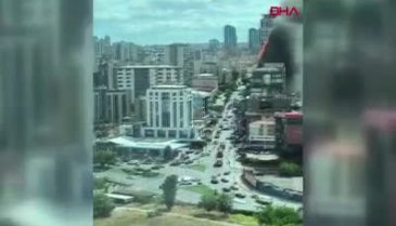 İstanbul'da 17 katlı iş merkezinde yangın!