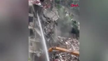 İstanbul Kartal'da iş makinesi devrildi
