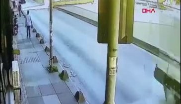 İstanbul'da yolun karşısına geçmeye çalışan yaşlı adama araba çarptı! Kurtulamadı
