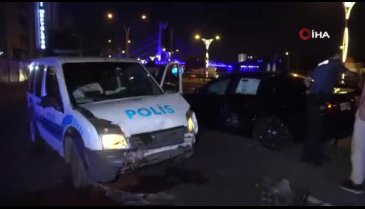 Kocaeli'de polis aracı ile otomobil çarpıştı! 1'i polis iki yaralı