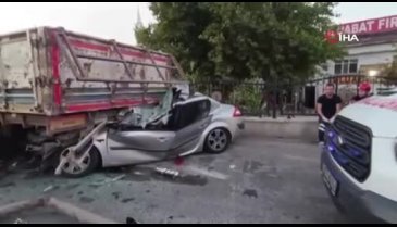 Bursa'da otomobil park halindeki tıra çarptı! 4 ölü, 2 yaralı