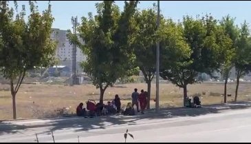 Bursa'da aylardır kaldırım üzerinde yaşıyorlar! Mahalle sakinleri şikayetçi