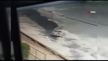 Bursa'da kıyıyı aşan dalgalar tekne üzerindeki iki kişiyi savurdu!